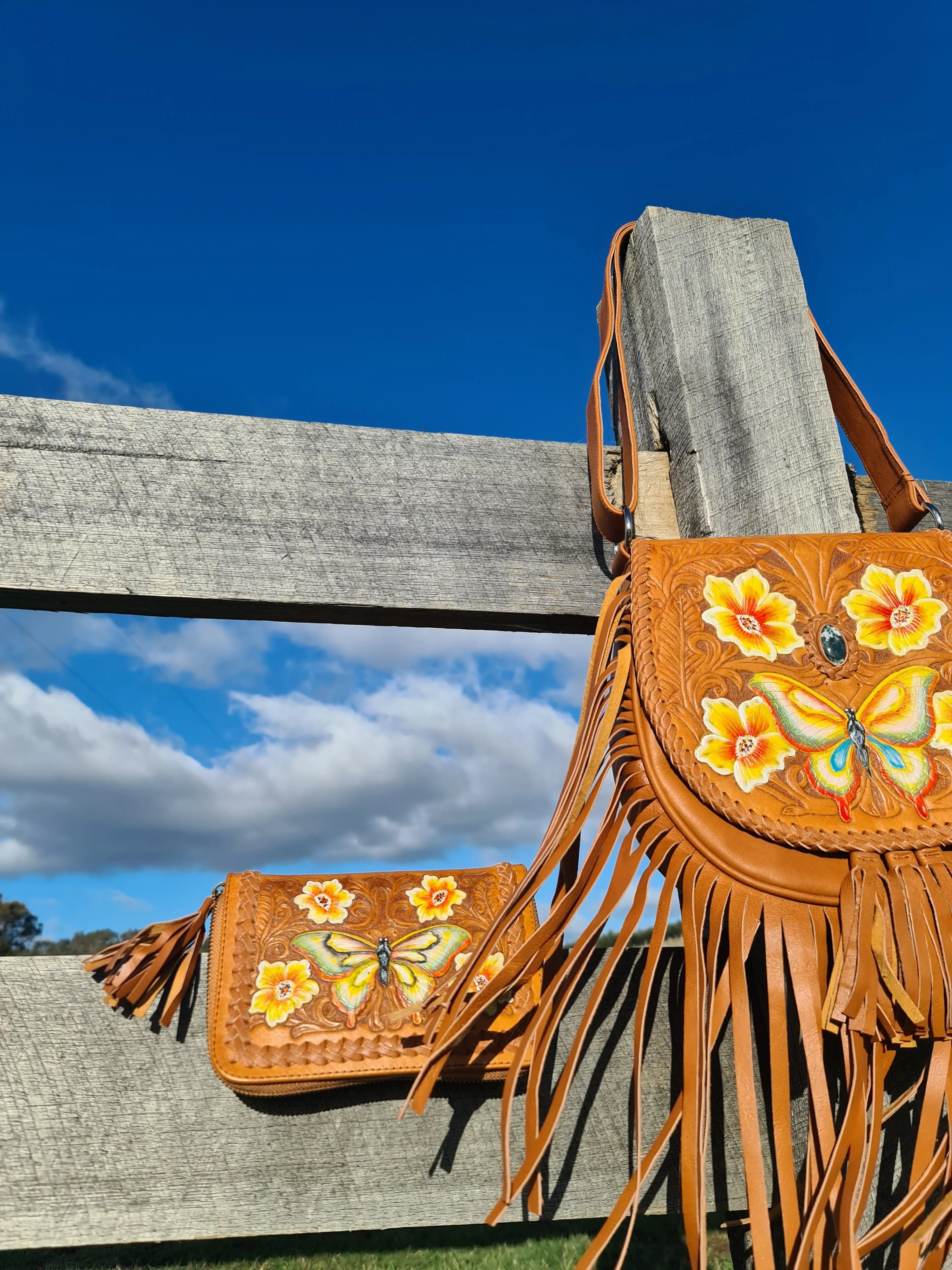 BUTTERFLY CROSS BODY BAG TAN