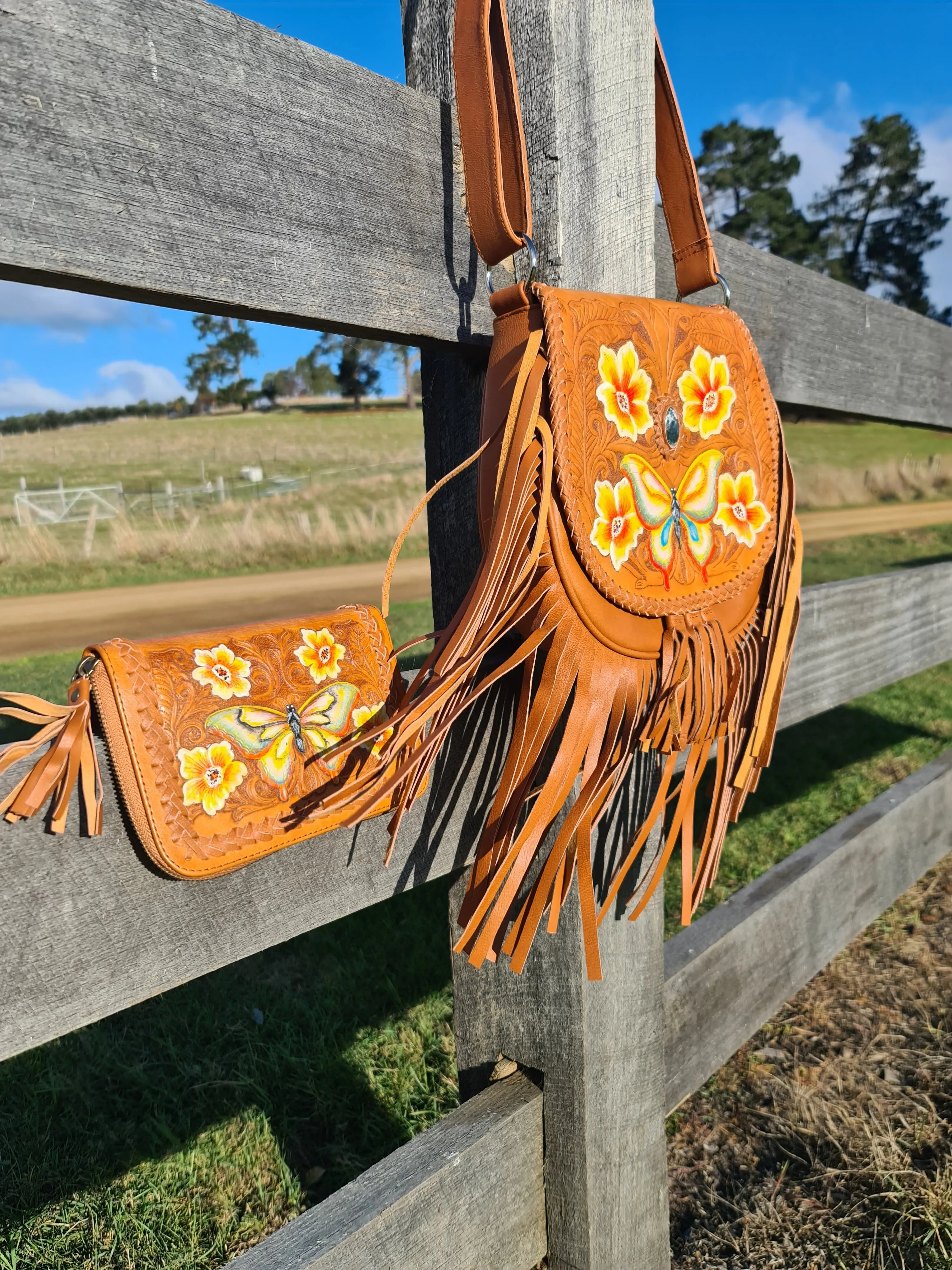 BUTTERFLY CROSS BODY BAG TAN