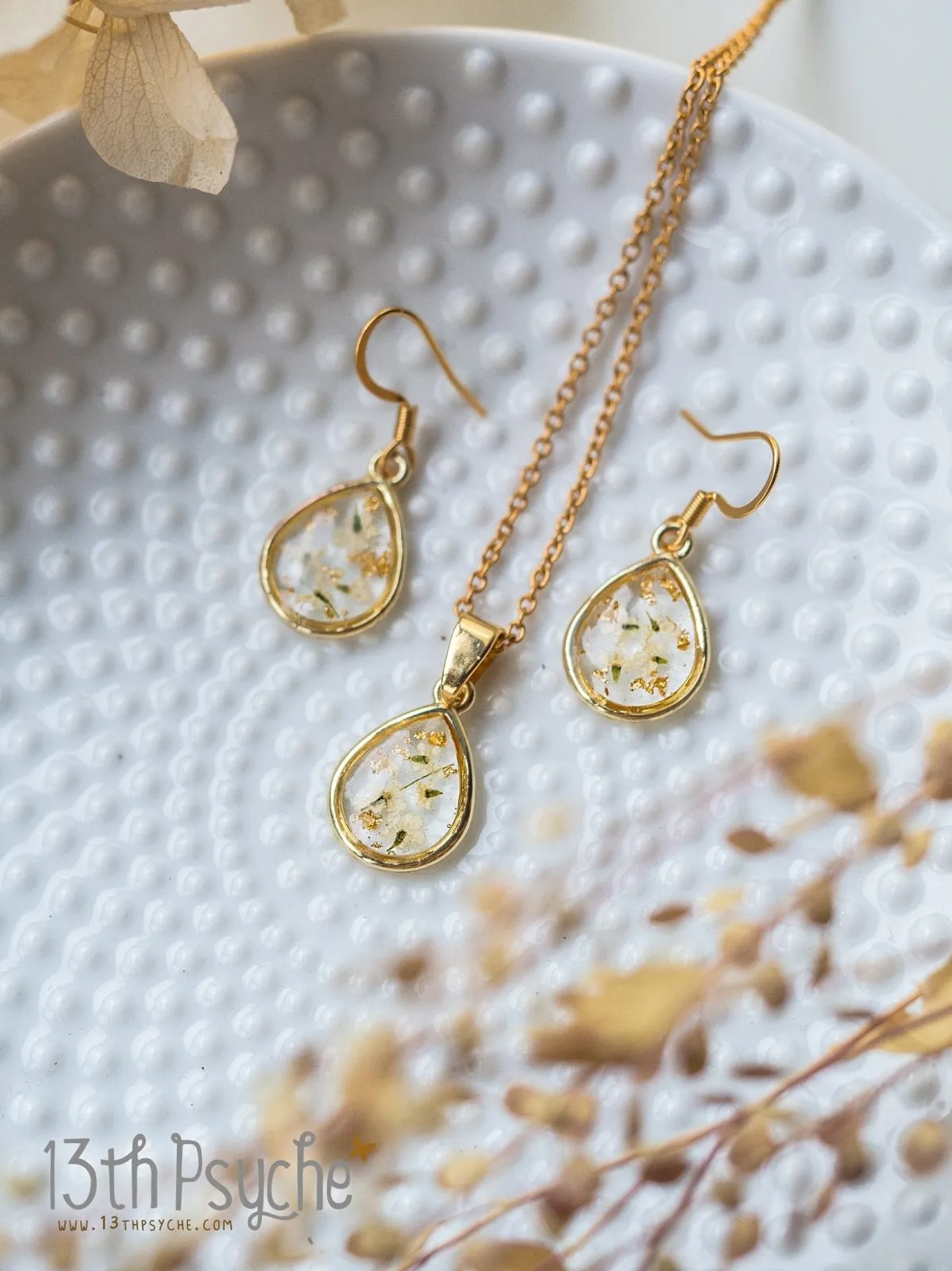 Dried white flowers and gold flakes resin teardrop pendant necklace