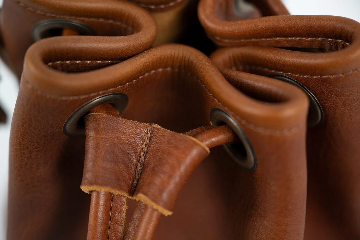 LEATHER BUCKET BAG - SMALL - PINE GREEN BISON